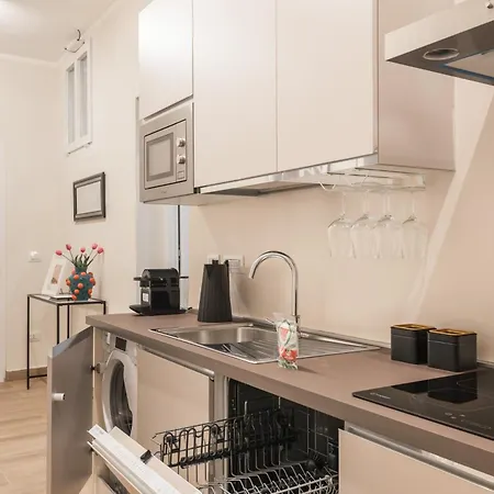 C3 Class Apartment, 2 Da Letto, 2 Bagni, Giardino Distante 15 Minuti A Piedi Da Fontana Di Trevi Apartman *