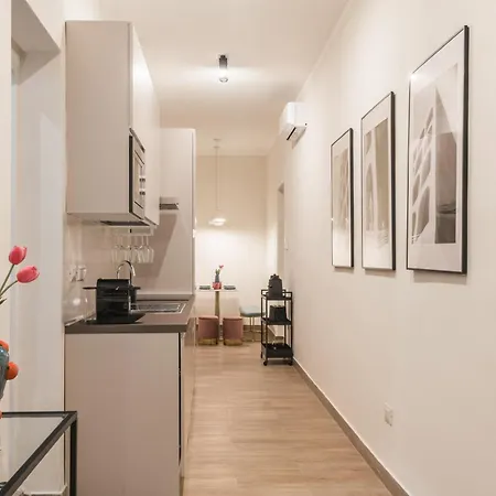 C3 Class Apartment, 2 Da Letto, 2 Bagni, Giardino Distante 15 Minuti A Piedi Da Fontana Di Trevi Apartment